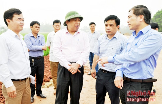 Đồng chí Chủ tịch UBND tỉnh Nguyễn Xuân Đường kiểm tra tuyến đường vành đai 35m 