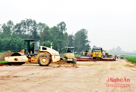 Thi công tuyến đường vành đai 35m nối quốc lộ 46 với đường sinh thái ven Sông Lam