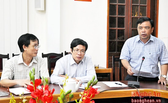 đồng chí Huỳnh Thanh Điền - Phó chủ tịch UBND tỉnh nhấn mạnh, do khối lượng công việc lớn trong lúc thời gian không còn nhiều, đề nghị Trung tâm quỹ đất, Ban QLDA, các phường xã liên quan tập trung nhân lực làm việc