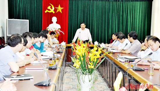 Đồng chí Chủ tịch UBND tỉnh Nguyễn Xuân Đường chủ trì làm việc với UBND thành phố, các sở ngành liên quan