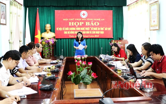 Toàn cảnh buổi họp báo.