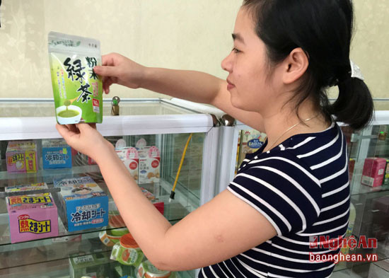 Khách hàng chọn mua bột chè xanh Nhật Bản