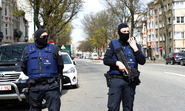   Cảnh sát Bỉ đứng tuần tra trên 1 con phố ở Etterbeek, Brussels 
