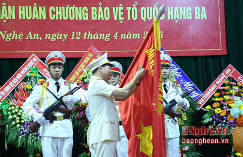 3.Đại tá Nguyễn Hữu Cầu, UV BTV Tỉnh ủy, Giám đốc Công an tỉnh gắn Huân chương bảo vệ Tổ quốc hạng 3 cho Phòng Tài chính