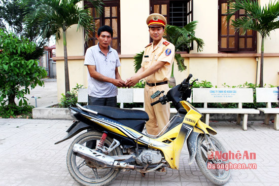 : Đội CSGT Công an huyện Quỳnh Lưu trao trả xe máy cho ông Nguyễn Văn Lệ sau 4 năm bị mất trộm.
