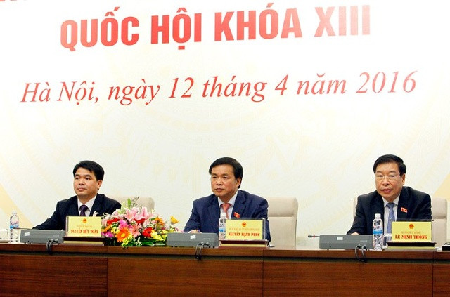 Ông Nguyễn Hạnh Phúc (giữa).