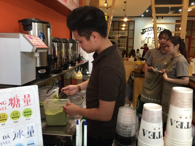 Anh Đậu Xuân Trung – Chủ quán trà đạo Nhật Bản Ding Tea đang chế biến đồ uống cho khách hàng từ bột chè xanh Nhật Bản