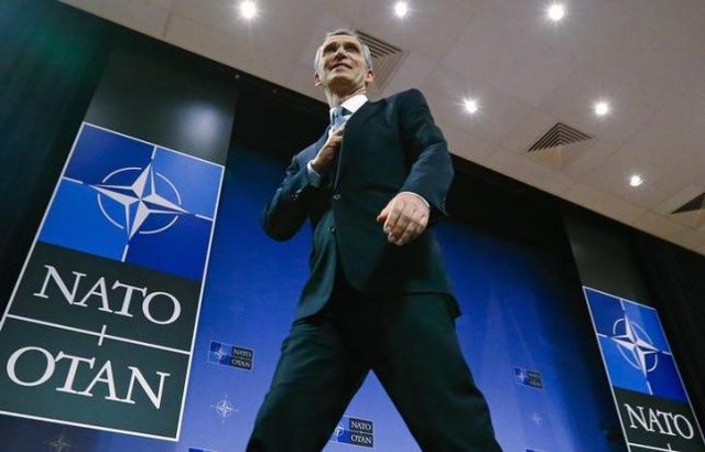 Tổng Thư ký NATO Jens Stoltenberg rời khỏi khán phòng sau cuộc họp báo giữa phiên họp bộ trưởng quốc phòng NATO tại trụ sở Liên minh ở Brussels, Bỉ hôm 10/2. Ảnh: Reuters.