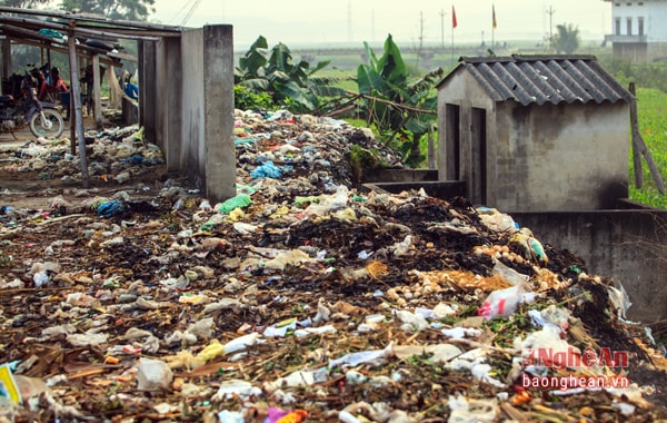 Nhiều năm chợ không có khu xử lý rác thải nên các hộ buôn bán trong chợ xả thẳng ra khuôn viên phía sau. Khi lượng rác dồn ứ quá nhiều thì chính những hộ buôn bán trong chợ sẽ tự đốt. Tuy nhiên điều này càng khiến ô nhiễm nặng nề bởi khói bụi âm ỉ.