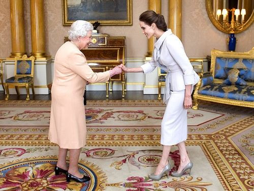 Angelina Jolie được Nữ hoàng Anh Elizabeth phong tước Hiệp sĩ Danh dự vào năm 2014 vì những cống hiến của cô ở công tác đấu tranh chống bạo lực tình dục trong chiến tranh. Trong ngày tiếp kiến, nữ diễn viên ghi điểm tuyệt đối với với bộ cánh peplum màu xám thanh lịch đến từ thương hiệu Ralph & Russo.