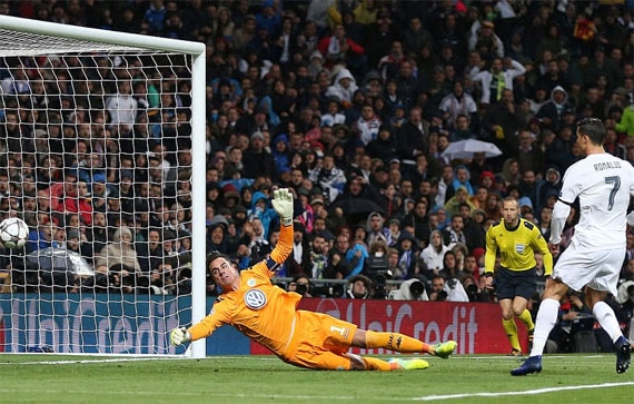 Ronaldo chọn ví trí rất tốt để đệm bóng cận thành trong bàn mở tỉ số - Ảnh: Reauters.
