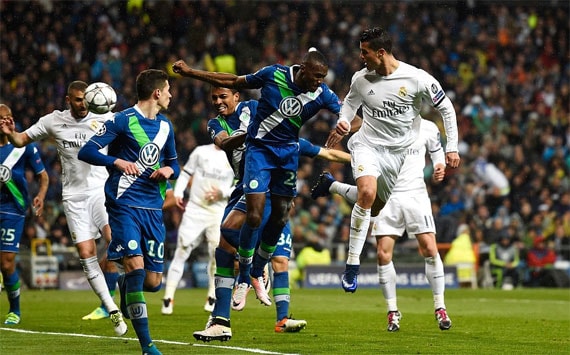 Pha đánh đầu sở trường của CR7 nâng tỉ số lên 2-0 - Ảnh: Reuters.
