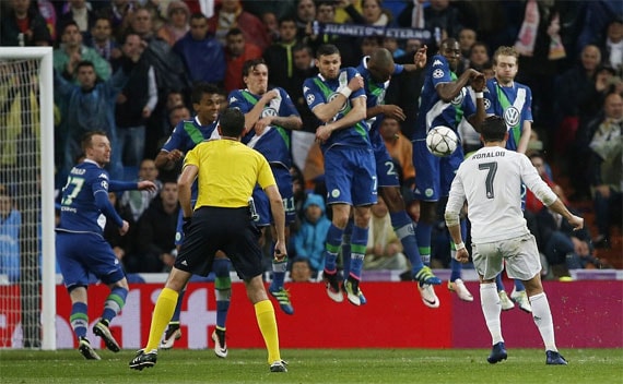 Cú đá phạt bất ngờ và hiểm hóc của siêu sao Bồ Đào Nha đưa Real Madrid vào bán kết - Ảnh: Reauters.