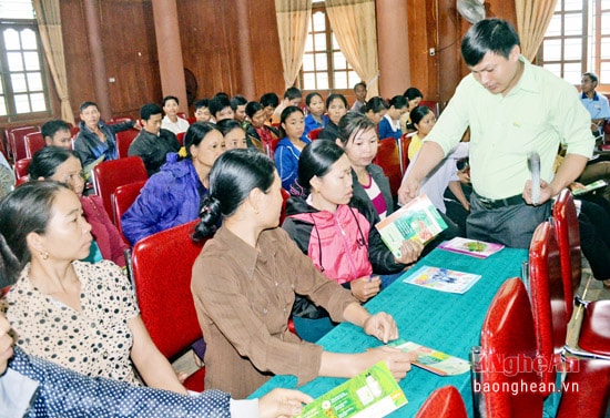 Cán bộ khuyến nông, khuyến công phối hợp với xã Yên Khê và Công ty phân bón hướng dẫn dân chăm sóc cây cam – loại cây đem lại nguồn kinh tế cao cho người dân