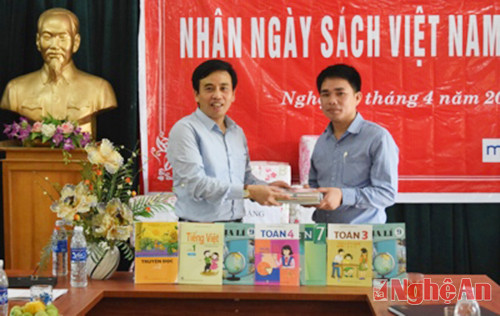 Đ/c Nguyễn Bá Hảo – Phó Giám đốc Sở TT&TT trao tặng sách cho Trường PTTHCS Mường Lống và   Trường Tiểu học Mường Lống1