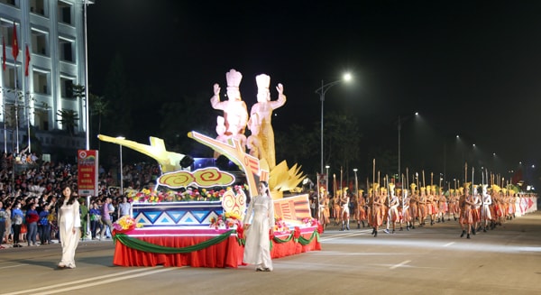 Xe mô hình mang biểu tượng Cha Rồng - Mẹ Tiên cùng các con dân phường, xã Hy Cương, Chu Hóa, Thanh Miếu, Bến Gót tham gia lễ hội.