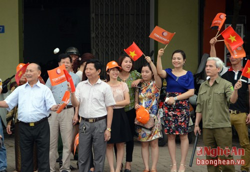 Cuộc đua nhận được sữ cổ vũ nhiệt tình của người dân thành phố Vinh.