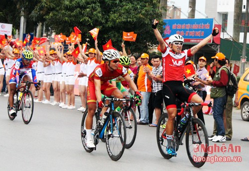 tay đua Mai Nguyễn Hưng ( đội VUS TPHCM)giành chiến thắng chặng 4 Cuộc đua xe đạp Cúp truyền hình TPHCM 2016 