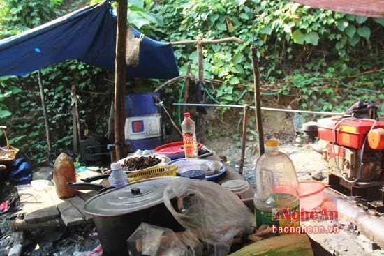 Bên ngoài hầm vàng, những vật dụng của các phu vàng vẫn còn nguyên.