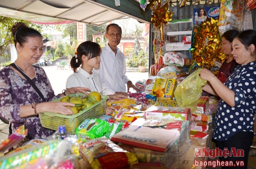  Tuy chưa đến ngày chính lễ nhưng rất nhiều du khách đã đến đền Hồng Sơn để dâng hưởng.