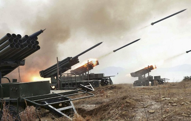 Diễn tập tên lửa và pháo binh dưới sự chỉ đạo của nhà lãnh đạo Triều Tiên Kim Jong Un ngày 21/2/2015.