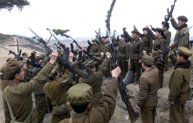 Các thành viên thuộc Hồng vệ binh công nông - lực lượng dân sự Triều Tiên đang hô khẩu hiệu tại 1 căn cứ bí mật ngày 6/3/2012