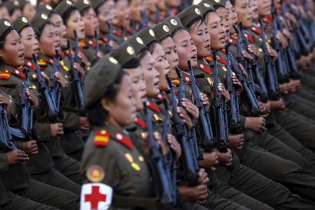 Các nữ quân y hô khẩu hiệu khi diễu hành qua vị trí đứng của nhà lãnh đạo Kim Jong Un và các lãnh đạo cấp cao khác hôm 10/10/2015.