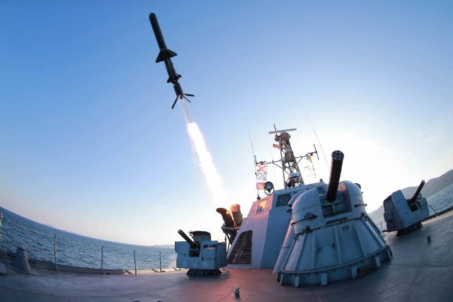 Tên lửa hành trình được phóng thử nghiệm trên 1 chiến hạm thuộc đơn vị Hải quân Quân đội Nhân dân Triều Tiên ngày 7/2/2015.