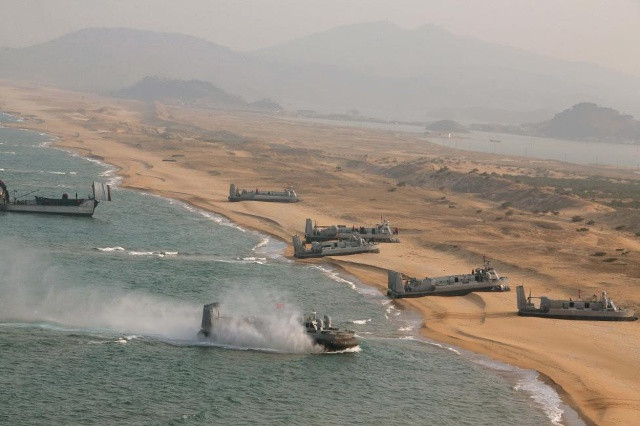 Hải quân lục chiến Triều Tiên đang tiến các bài tập đổ bộ tại 1 địa điểm quân sự bí mật ngày 20/3/2016.