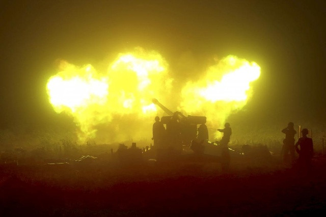 1 tiểu đội pháo binh đang tập trận đêm 16/6/2015.