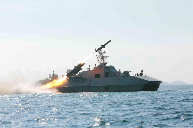 Hải quân Triều Tiên bắn thử nghiệm tên lửa ngày 15/6/2015.
