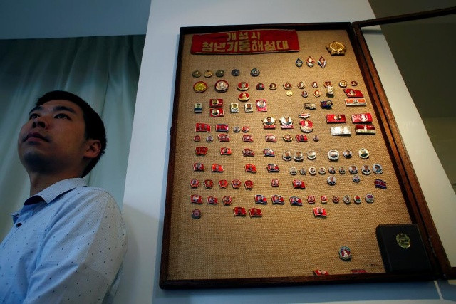 Nhà sưu tập Thomas Hui đặt bộ sưu tập quý giá trong tủ kính tại nhà riêng ở Hong Kong.