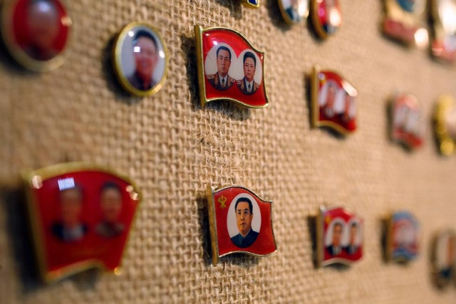 Bộ sưu tập gồm hơn 100 huy hiệu có in hình 2 cha con cố lãnh đạo Triều Tiên Kim Nhật Thành và Kim Jong-il được Thomas Hui thu thập từ năm 2008.