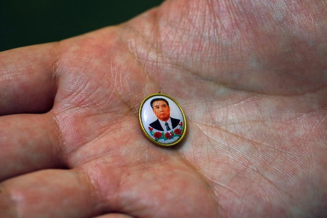 Thomas Hui giới thiệu chiếc huy hiệu bé nhất trong bộ sưu tập của mình có in hình cố chủ tịch Kim Nhật Thành.