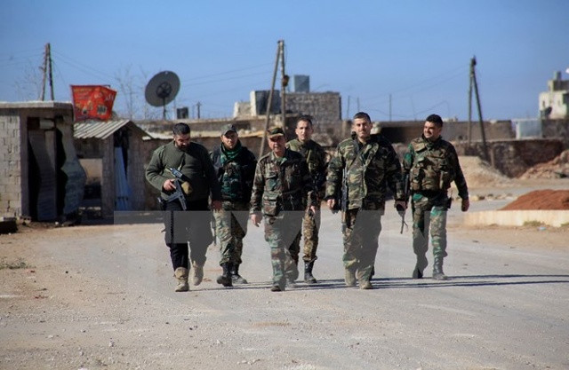 Binh sỹ Syria tuần tra tại thị trấn Tal Jabin, phía bắc thành phố Aleppo ngày 3/2 sau khi giành lại quyền kiểm soát thành phố này. (Nguồn: AFP/TTXVN)