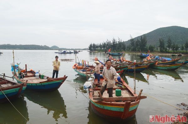 Ngư dân Nghi Quang chuẩn bị ra khơi.