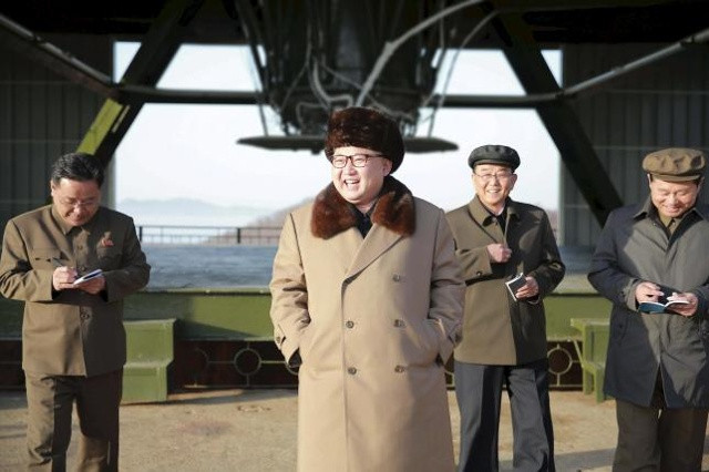 Lãnh đạo Triều Tiên, Kim Jong Un mỉm cười khi viếng thăm Trung tâm Vũ trụ Sohae ở quận Cholsan, tỉnh Bắc Pyongan trong cuộc thử nghiệm một động cơ mới cho tên lửa đạn đạo liên lục địa (ICBM) (Theo KCNA)