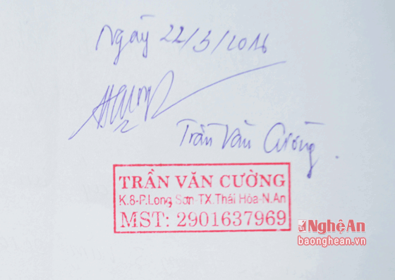 Con dấu và chữ ký của chủ cơ sở Hoàng Giang Phúc TX. Thái Hòa trên giấy biên nhân chị N.T.T lưu giữ.