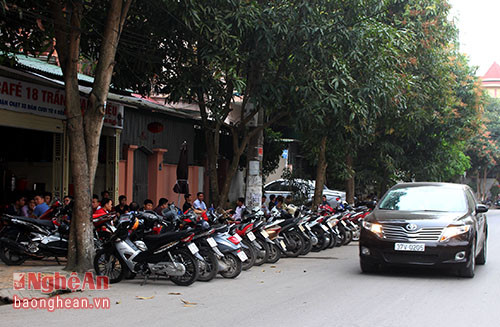 Trên đường Trần Quang Diệu tình trạng cũng tương tự, lòng đường trở thành nơi giữ xe cho khách uống cà phê