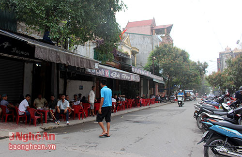 Còn một quán cà phê trên đường Đặng Thái Thân còn mượn lề đường phía đối diện để làm  nơi giữ xe  cho khách, khiến lòng đường bị co hẹp