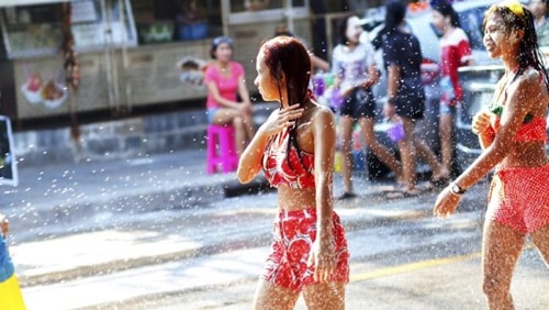 Lễ hội té nước Songkran thu hút hàng nghìn khách du lịch tới Thái Lan mỗi năm. Ảnh: News.com.au