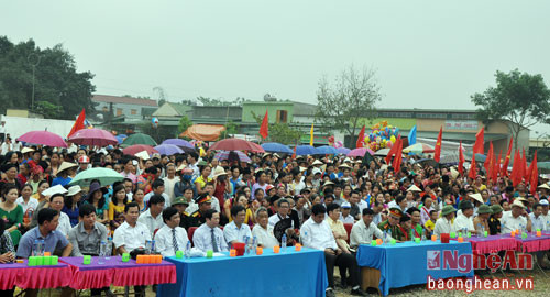 Đông đảo đại biểu và nhân dân về dự lễ mít tinh kỷ niệm 85 năm thành lập Chi bộ Đảng Môn Sơn (Con Cuông).