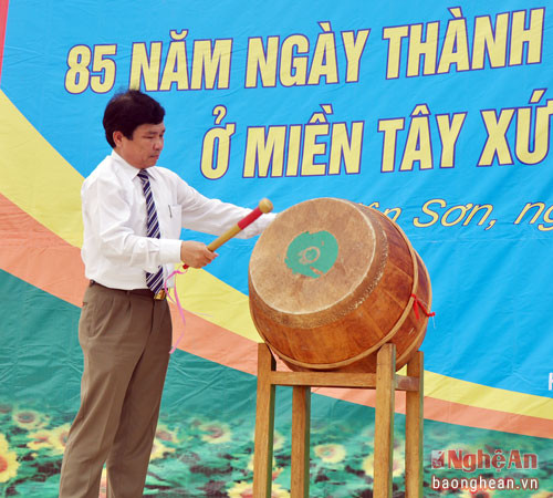Đồng chí Hoàng Đình Tuấn- Bí thư Huyện ủy Con Cuông đánh trống khai hội.