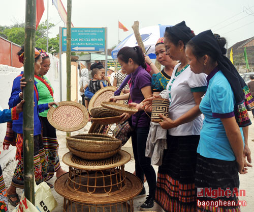 Gian trưng bày hàng thủ công mỹ nghệ của đồng bào dân tộc Thái ở Mường Qụa.