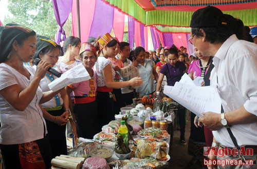 Hội thi ẩm thực thu hút dông đảo nhân dân và du khách đến cổ vũ.