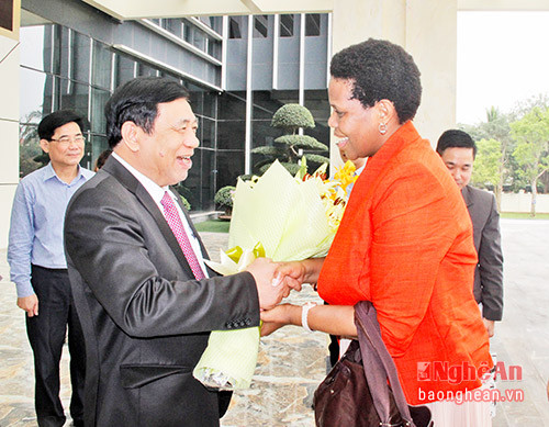 Đồng chí Nguyễn Xuân Đường - Phó Bí thư Tỉnh ủy, Chủ tịch UBND tỉnh tặng hoa chào mừng Đại sứ Cộng hòa Nam Phi.