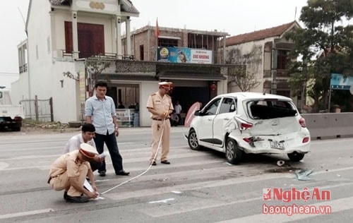 Lực lượng CSGT có mặt điều tra nguyên nhân vụ tai nạn.