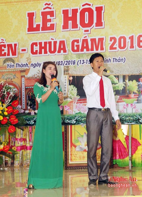 Thanh Mai tham gia biểu diễn văn nghệ tại Lễ hội Đền - Chùa Gám năm 2016.