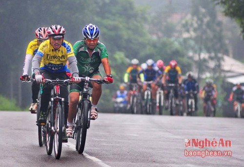 Các thành viên Câu lạc bộ xe đạp thể thao thành phố Vinh tập luyện mỗi sáng.