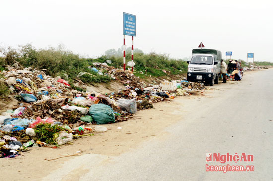 Ô nhiễm rác thải trên đường du lịch sinh thái ven sông lam